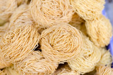 Sarı makarna yuva üzerinde Asya pazar yeri