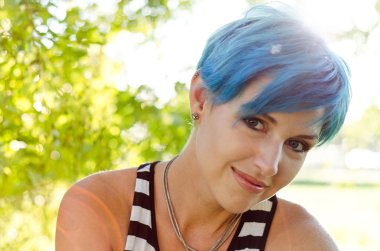 Mavi saçlar kamera seyir ile güzel kız.