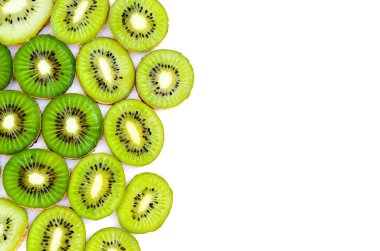 Beyaz arka plan üzerinde taze dilimlenmiş kivi meyve. Metin için yer