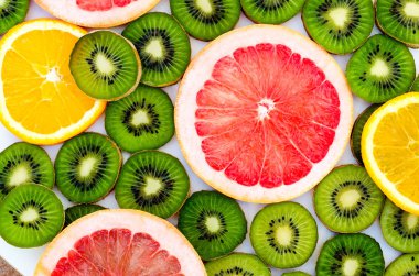 Kivi, greyfurt ve portakal ile parlak arka plan