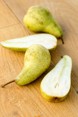 Ahşap masanın üzerine dilimlenmiş taze armut