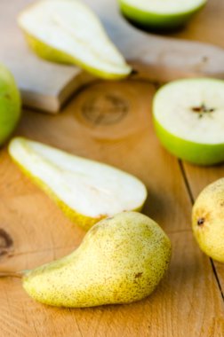 Ahşap masa üzerinde elma ile taze tatlı yeşil armut