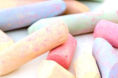 Tebeşir beyaz arka plan üzerinde parlak parçalar