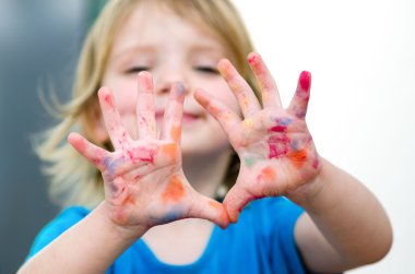 Renkli el gösterilen gülümsemeyle şirin iskambil kız. Selectiv