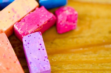 Tebeşir ahşap arka plan üzerinde parlak parçalar