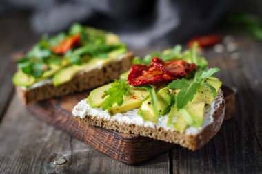 Avokado, beyaz peynir ve roka ile sağlıklı tost