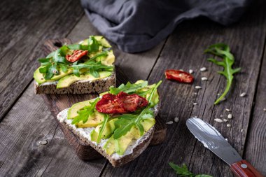 Avokado, beyaz peynir ve roka ile sağlıklı tost