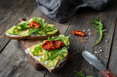 Avokado, beyaz peynir ve roka ile sağlıklı tost