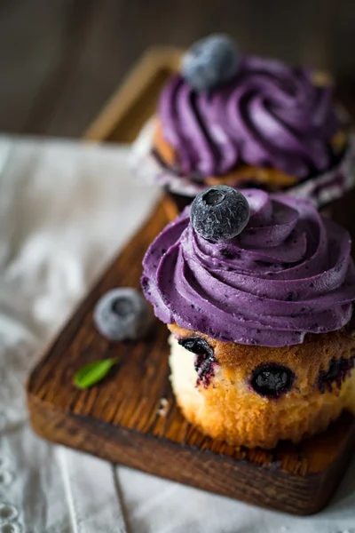 蓝莓蛋糕与紫色奶油上木板，关闭。选择性的焦点 — 图库照片