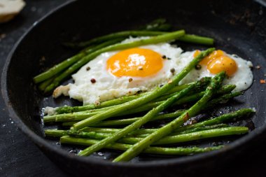 Yeşil kuşkonmaz ve yumurta, Kahvaltı yemek