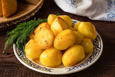 Sarımsak yağı ve dereotu ile pişmiş patates patates salatası