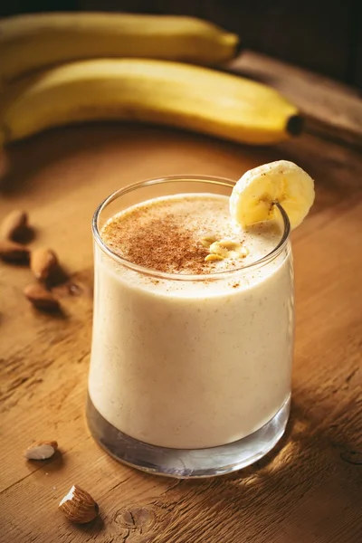 Tarçın, fıstık ezmesi ve yulaf gevreği ile muz smoothie. Sağlıklı vejetaryen Kahvaltı