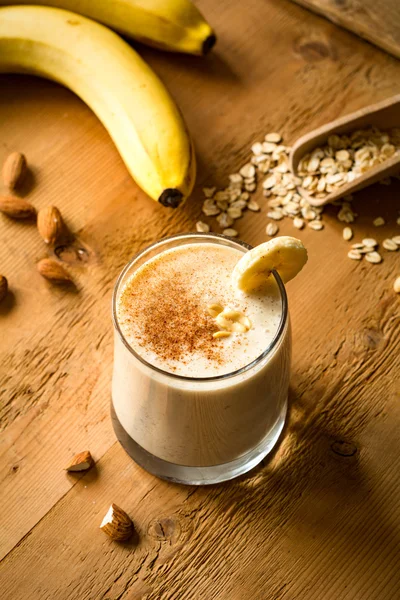 Tarçın, fıstık ezmesi ve yulaf gevreği ile muz smoothie. Sağlıklı vejetaryen Kahvaltı