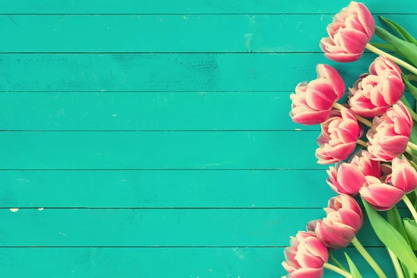 Tulipani di peonia rosa su sfondo teal vintage in legno con spazio per la copia del testo — Foto Stock