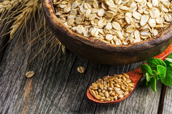 Avena e cereali arrotolati in ciotola, da vicino — Foto Stock