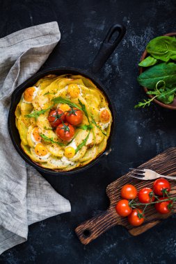 Patates frittata ıspanak, peynir ve domates ile