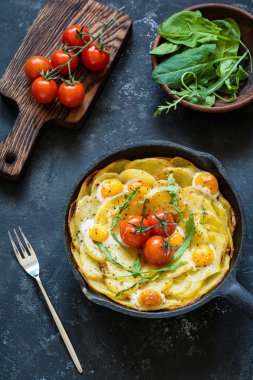 Patates frittata ıspanak, peynir ve domates ile