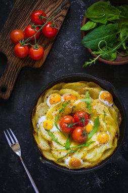 Patates frittata ıspanak, peynir ve domates ile