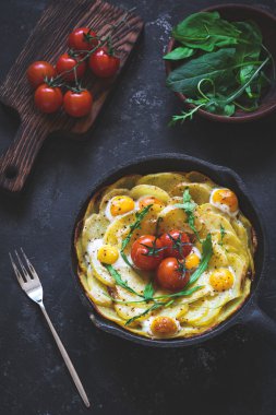 Patates frittata ıspanak, peynir ve domates ile