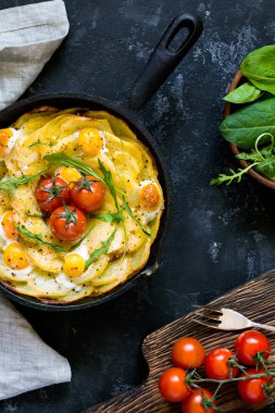 Patates frittata ıspanak, peynir ve domates ile