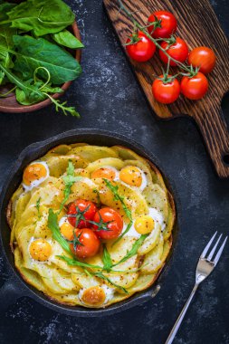 Patates frittata ıspanak, peynir ve domates ile