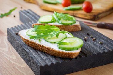 Roka, salatalık ve krem peynirli tost