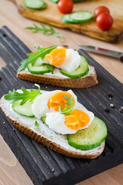 Ahşap kesme tahtası salatalık ve yumurta tost