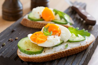 Ahşap kesme tahtası salatalık ve yumurta tost