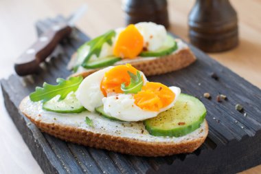 Ahşap kesme tahtası salatalık ve yumurta tost
