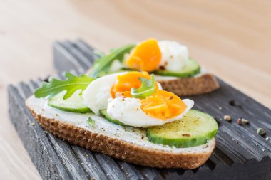 Ahşap kesme tahtası salatalık ve yumurta tost