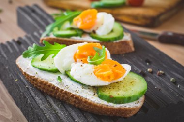 Ahşap kesme tahtası salatalık ve yumurta tost