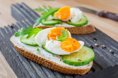 Ahşap kesme tahtası salatalık ve yumurta tost