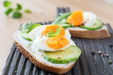 Ahşap kesme tahtası salatalık ve yumurta tost