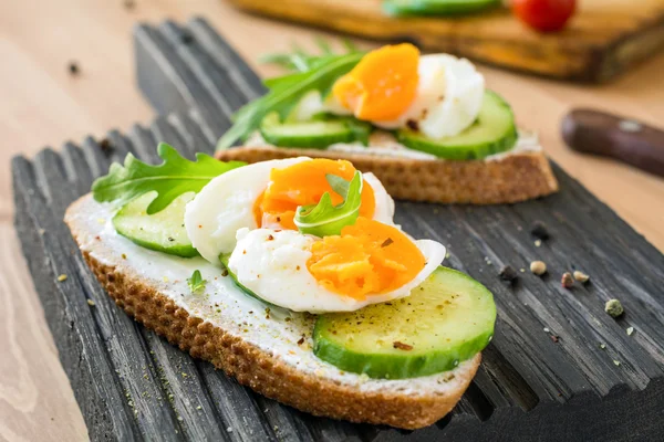 Ahşap kesme tahtası salatalık ve yumurta tost