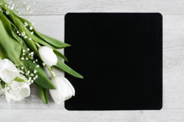Çiçekler arka plan. Beyaz Laleler ve kara tahta ile kopya alanı, üstten görünüm