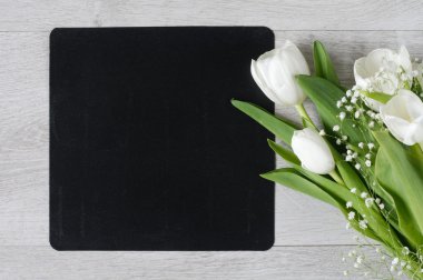 Çiçekler arka plan. Beyaz Laleler ve kara tahta ile kopya alanı, üstten görünüm