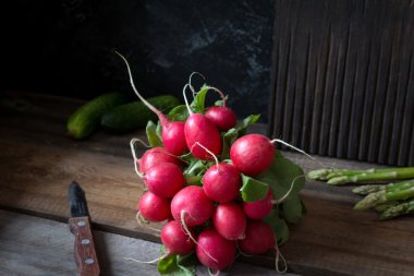 Ahşap zemin üzerine yeşil üstleri ile taze turp