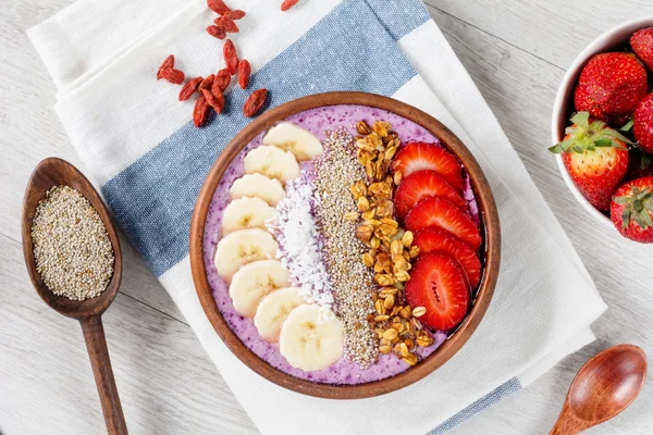 Chia puding, acai berry güler yüzlü kase meyve ve ev yapımı müsli 