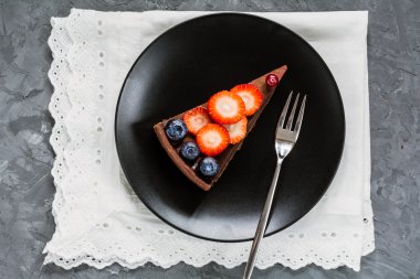 Dilim taze çilek, üstten görünüm ile çikolatalı kek