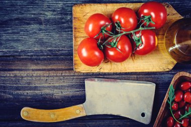 Pişirme malzemelerin üzerine ahşap zemin, üstten görünüm