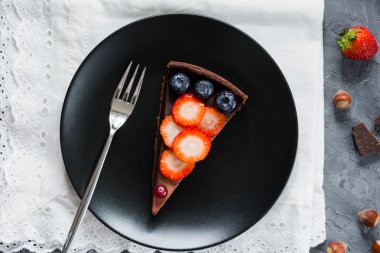 Dilim taze çilek, üstten görünüm ile çikolatalı kek