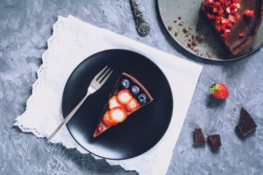 Dilim taze çilek, üstten görünüm ile çikolatalı kek