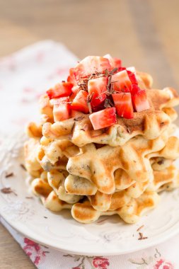 Bir plaka üzerinde çilek ile Belçika waffle