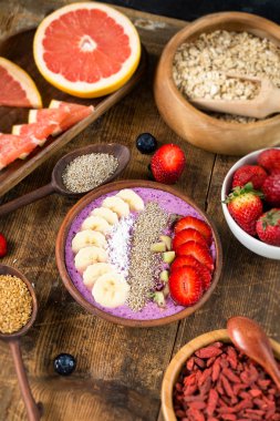 Çeşitli meyve ve superfoods ile sağlıklı acai berry güler yüzlü