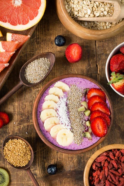 Çeşitli meyve ve superfoods ile sağlıklı acai berry güler yüzlü
