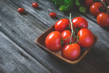 Ahşap zemin asma üzerinde taze domates