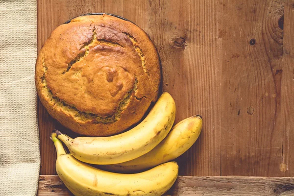 Pan de plátano casero sobre fondo de madera — Foto de Stock