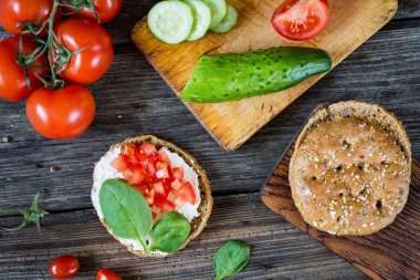 Ispanak, domates, ricotta ve bütün tahıl ekmeği ile sağlıklı snack