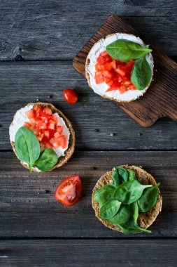 Ispanak, domates ve peynir ile sağlıklı snack