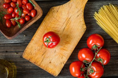 İtalyan. Taze domates, makarna, zeytinyağı, baharat ahşap tablo
